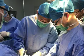 42岁女子腰疼20天，贴膏药按摩不见效，竟是脊柱上长了肿瘤图片