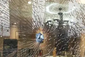 福州一餐厅，1厘米厚钢化玻璃被击穿！事发时正营业图片