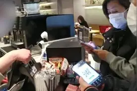 探访瑞幸门店：服务器无响应，顾客点单难