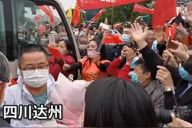 30秒丨援湖北的英雄父亲回来了 儿子说“我要向他学习”视频封面