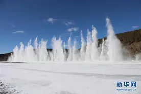 黑龙江沿岸多地实施防凌破冰图片