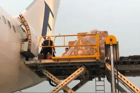 畅通跨境货运！白云机场地勤首次保障A340-300“客改货”临时货运包机图片