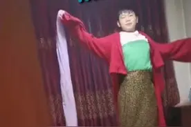 哥哥主动陪妹妹练古筝 妈妈看一眼瞬间笑喷图片