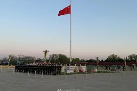 今晨，天安门广场降半旗！为留在寒冬的他们……图片