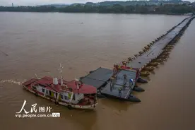 江西赣州：临时拆解古浮桥 确保贡江安全度汛图片