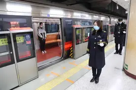 10时整，北京地铁停车鸣笛3次图片