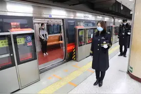 10时整，北京地铁停车鸣笛3次图片