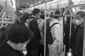 上海地铁列车停站鸣笛 乘客全体起立共同默哀3分钟视频封面
