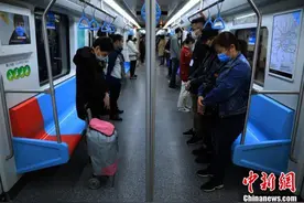 上海地铁停靠站台3分钟并鸣笛 乘客起立默哀图片