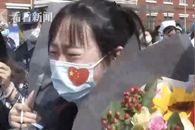 90后援汉护士归来与妈妈相拥：珍惜现在的每一天图片
