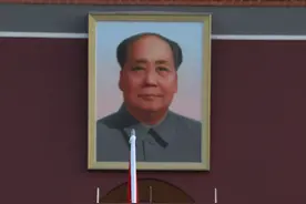 全国哀悼日，天安门广场清晨降半旗图片