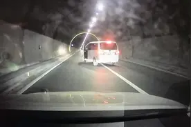 嫌前车行驶太慢，面包车高速路“蛇形走位”别车并打人图片
