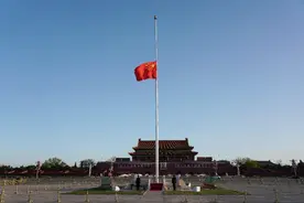 举国哀悼，天安门广场4次为重大伤亡降半旗，首次因公共卫生事件图片