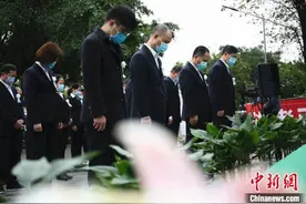 广西举行清明集体代祭扫公益活动 民众看直播线上追思图片