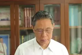 钟南山静立默哀：中国医务人员无愧白衣天使称号视频封面