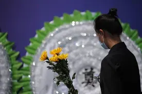 英魂不朽！西昌扑火牺牲19勇士“一路走好”图片