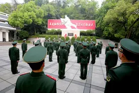 武警杭州支队官兵清明祭奠蔡永祥烈士图片