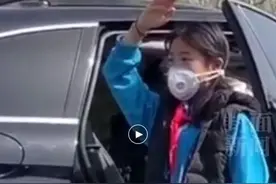全国哀悼日小女孩下车向天安门方向敬礼 拍摄者哽咽感叹“少年强则国强”图片