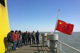 广西各水域船舶鸣笛寄哀思图片