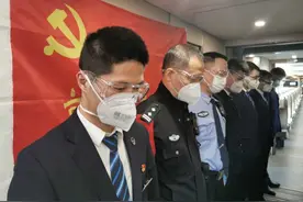 长沙南站：列车上、站台上，所有人员静立默哀，列车鸣笛图片