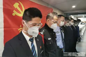 长沙南站：列车上、站台上，所有人员静立默哀，列车鸣笛图片