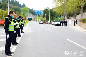 缅怀抗疫牺牲烈士和逝世同胞 丹江口民辅警默哀三分钟图片