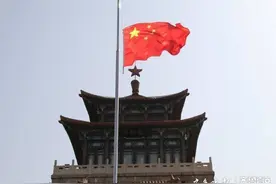 齐鲁志愿者镜头里的默哀：路上行人脱帽志哀图片