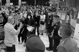 泰国上百旅客拒绝隔离逃离机场，总理下令军警：抓图片