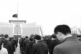钦州人民群众深切悼念抗击新冠肺炎疫情牺牲烈士和逝世同胞图片