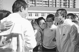解除隔离！39名支援湖北医疗队员回家团聚图片
