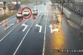 男子睡在马路中间，一直留着鼻涕！看到警察来了……惊慌图片