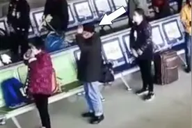 徐州火车站响起警报，老爷爷缓缓脱帽低头默哀，这一幕看哭网友！视频封面