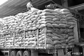 囤米抢面有必要吗？国家粮储局：粮食库存充裕不用抢图片