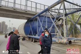 侥幸心理害死人！大货车超高通不过被卡在桥下 卸下大轮子前拉后推还是被卡住图片