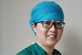 杨晨：要把60位在一起战斗过的同事签名卡片塑封起来图片