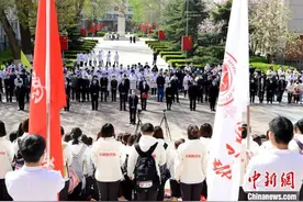 “英雄归来”——天津医科大学师生鲜花迎“援鄂医疗队”图片