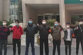 江汉路步行街旁活跃着一支抗疫安保小队图片
