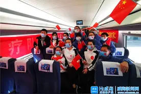 12位白衣战士的“暖暖回家路”图片