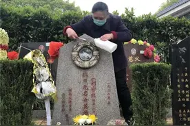 她为从未见过面的女兵连续扫墓16年，“我就把她当成亲人一样，每年去看看她”图片