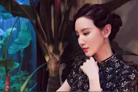 张萌旗袍造型曝光身姿婀娜 手持摇扇气质端庄优雅图片