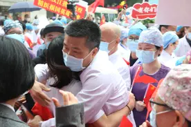 终于团聚啦！珠江医院战疫英雄结束休整平安回家图片