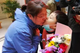 孩子见到前线归来的妈妈，第一反应暖心又催泪图片