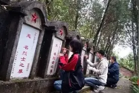 3位95后的清明祭奠：一笔一画 为烈士墓碑描红图片