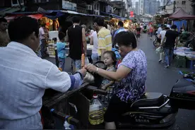 他的镜头记录了小南门的市井味，和数年变迁路图片