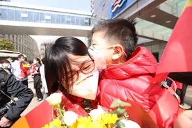 卸甲洗尘，亲人相聚！青岛20名援助湖北医务人员结束隔离平安返青图片
