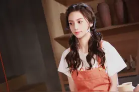 angelababy双马尾俏皮可爱 认真做陶艺上演侧颜杀图片
