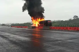 高州至深圳横岗客运大巴起火，司机及时疏散乘客图片