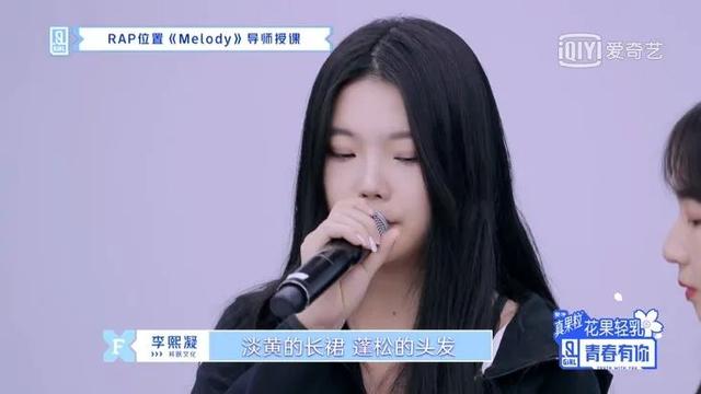 完形填空：从90年代火到21世纪的是____的长裙和____的头发