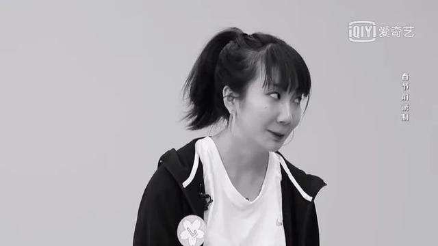 完形填空：从90年代火到21世纪的是____的长裙和____的头发