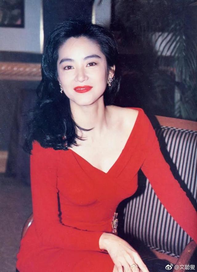 完形填空：从90年代火到21世纪的是____的长裙和____的头发